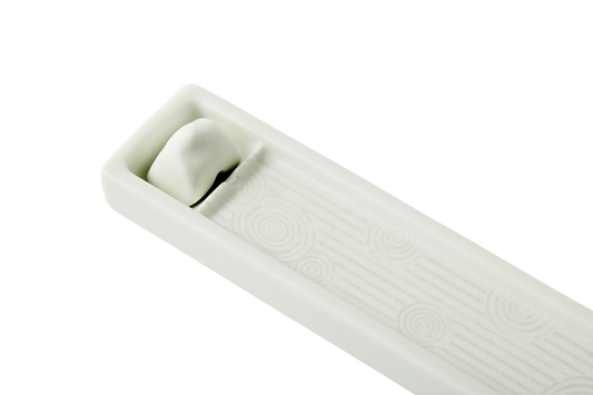 Podstawka na kadzidło inspirowana kamiennym ogrodem