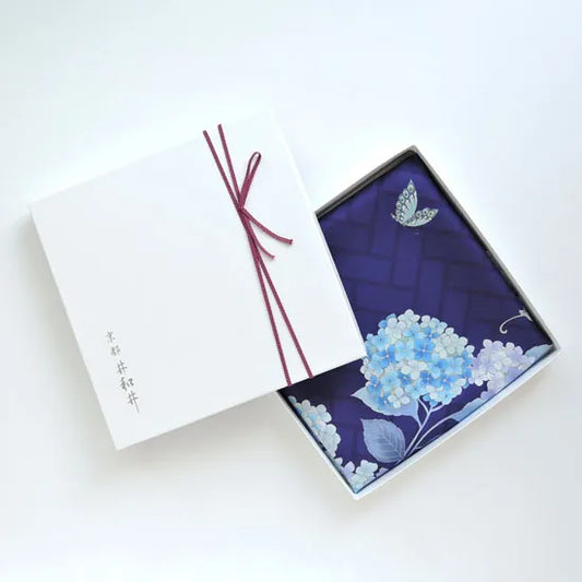 HANA Jedwabna chusta „uczta kwiatów” z motywem hortensji w kolorze granatowym