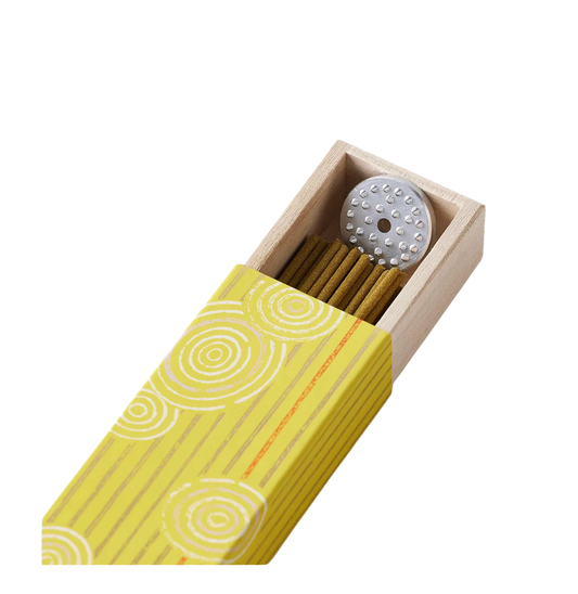 KOUSAIDO – Hyakuraku-ka Remon CYTRYNA (40 szt. + aluminiowa podstawka na kadzidło)