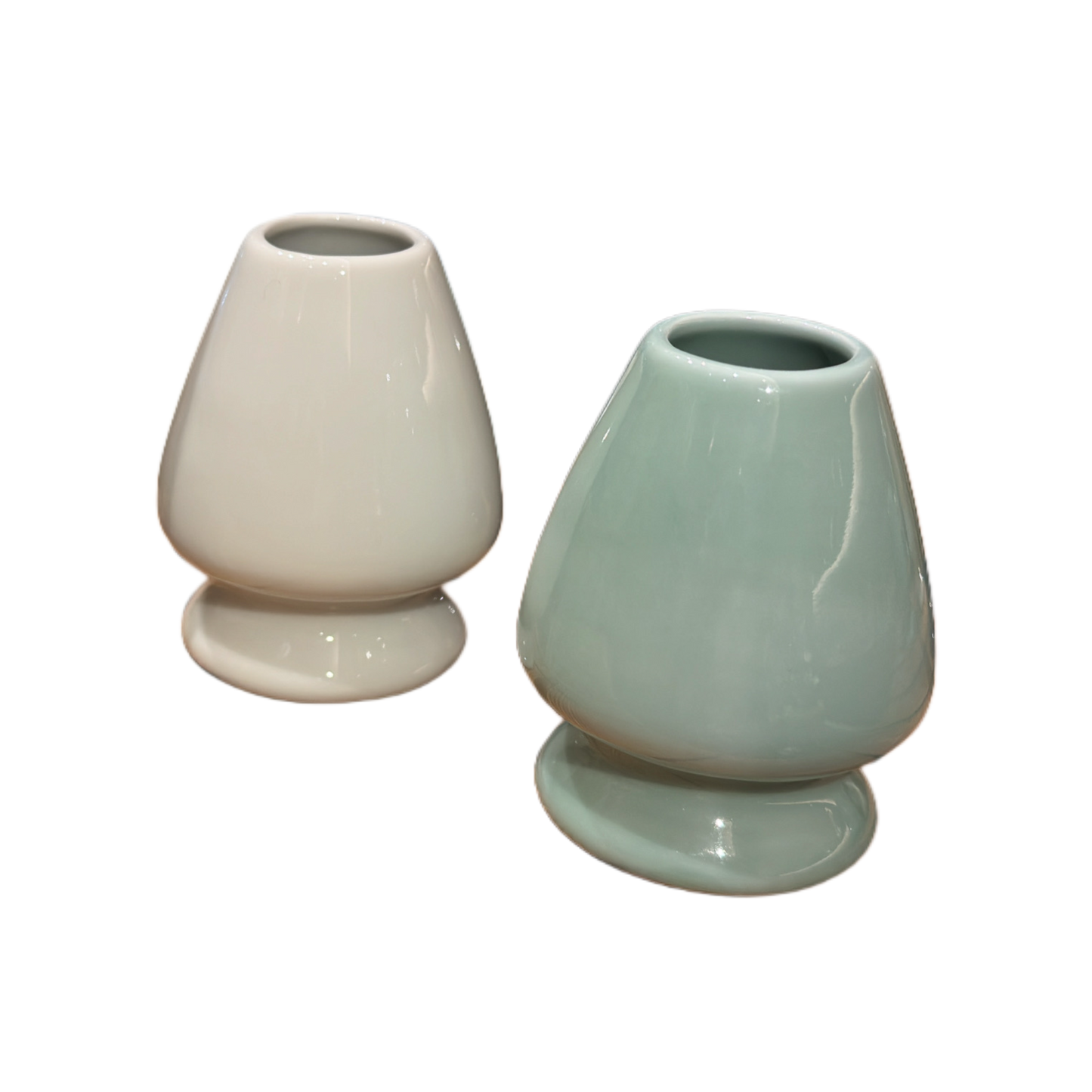 Hasami-yaki chasen-tate seiji – stojak na chasen z ceramiki Hasami-yaki.