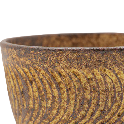 Matcha-wan Kichayū Nejiri Sogimon – czarka do matchy w żółto-brązowej glazurze z spiralnym wzorem Sogimon