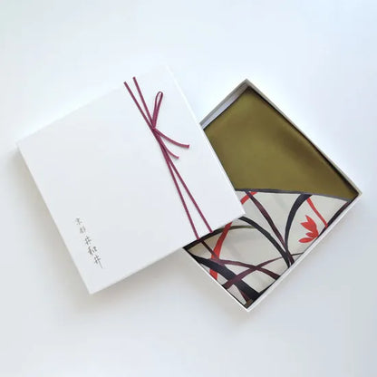 HANA Jedwabna chusta „uczta kwiatów” z motywem ceramiki i zielonej herbaty matcha