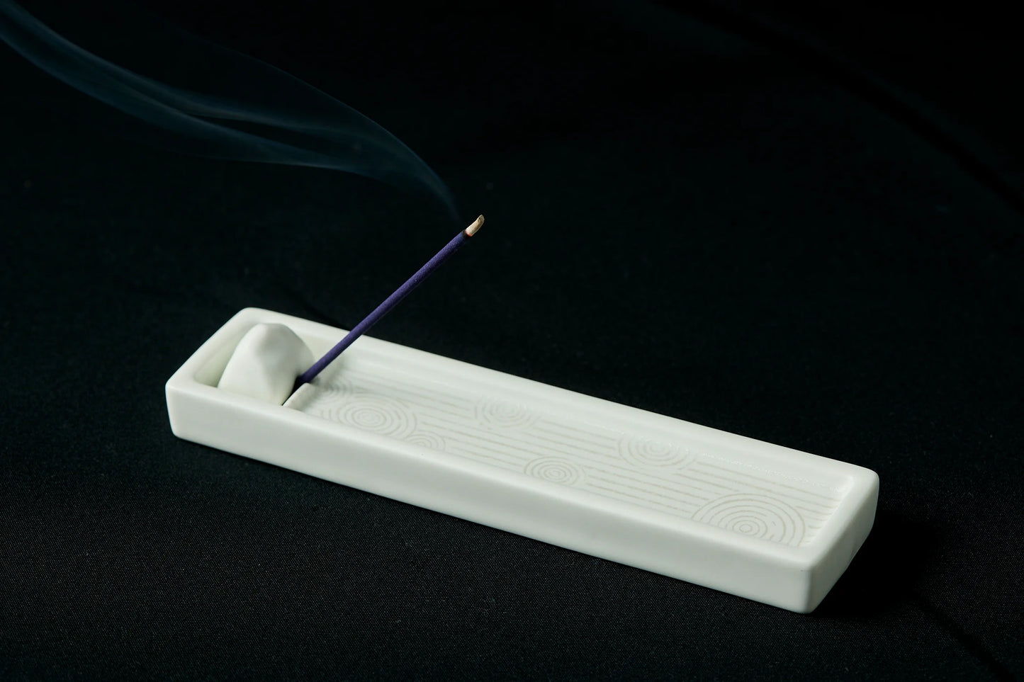 Podstawka na kadzidło inspirowana kamiennym ogrodem