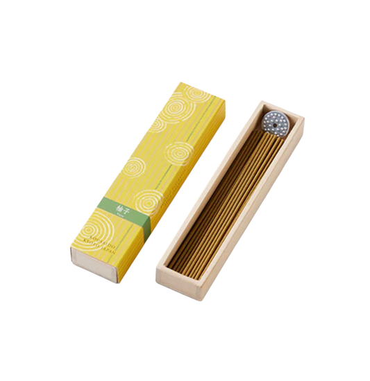 KOUSAIDO – Hyakuraku-ka Yuzu JAPOŃSKA CYTRYNA (40 szt. + aluminiowa podstawka na kadzidło)