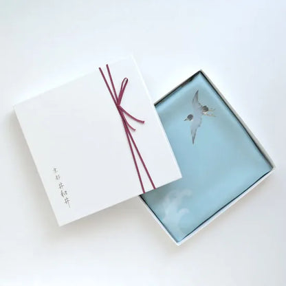 HANA Jedwabna chusta „uczta kwiatów” z motywem ptaka i fal w jasnoniebieskim kolorze