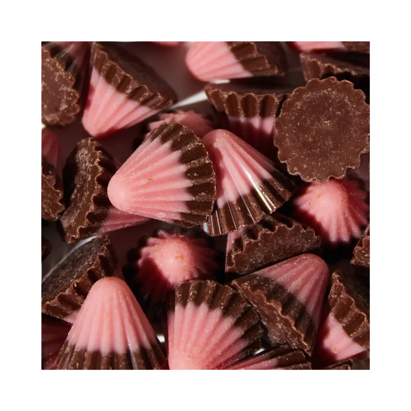 Meiji Apollo Strawberry Chocolate﻿ – truskawkowe czekoladki w kształcie stożków, 46 g.