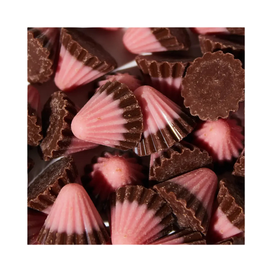 Meiji Apollo Strawberry Chocolate﻿ – truskawkowe czekoladki w kształcie stożków, 46 g.