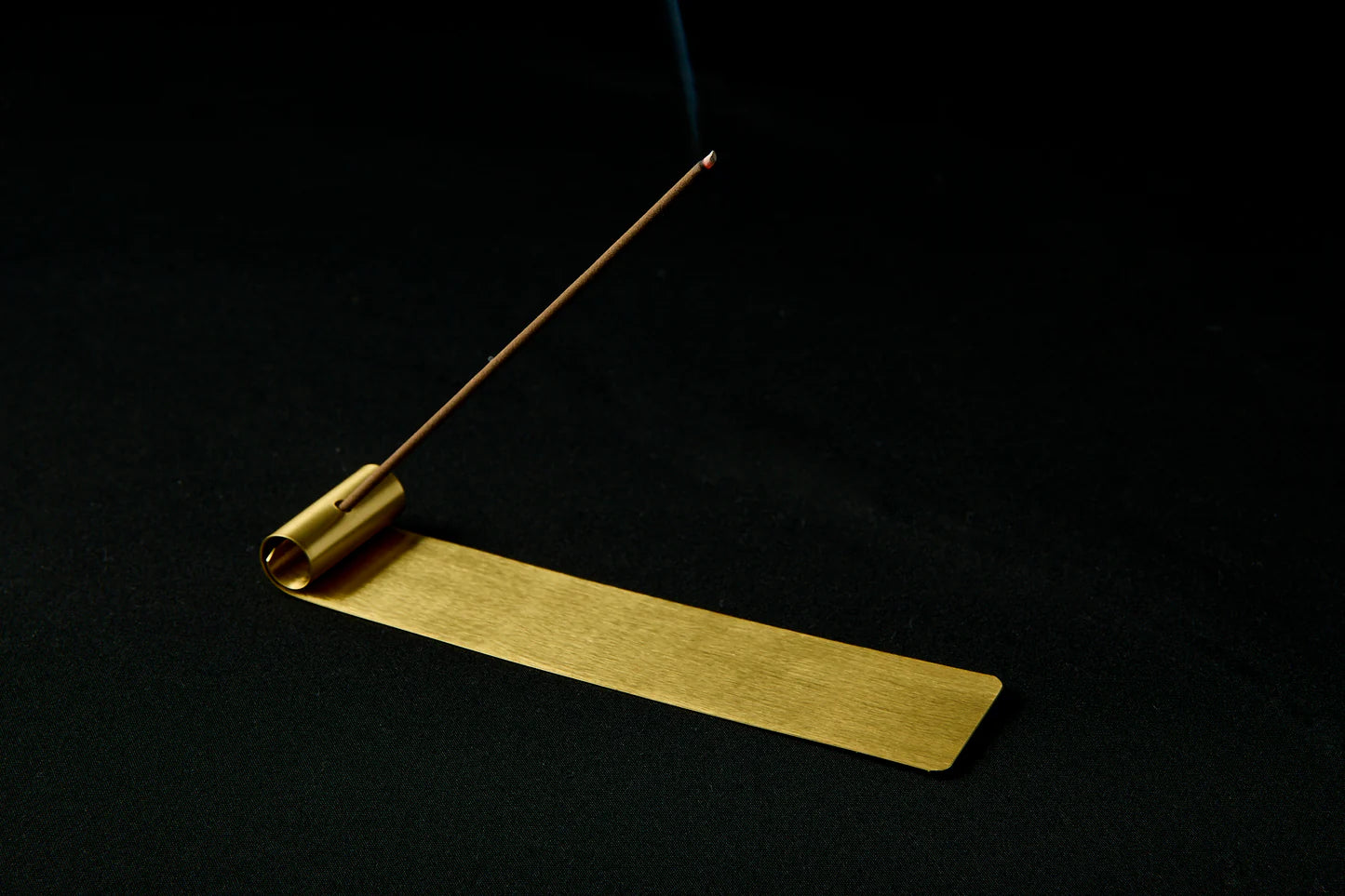 Mosiężna długa podstawka na kadzidło, wzorzysty model