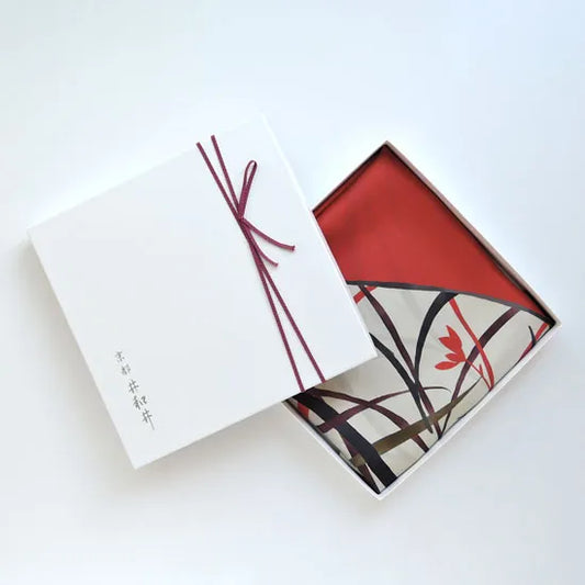 HANA Jedwabna chusta „uczta kwiatów” z motywem ceramiki i cynamonu