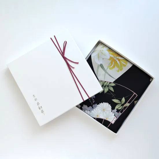 HANA Jedwabna chusta „uczta kwiatów” z motywem wachlarza w kolorze czarnego tuszu