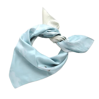 HANA Jedwabna chusta „uczta kwiatów” z motywem ptaka i fal w jasnoniebieskim kolorze