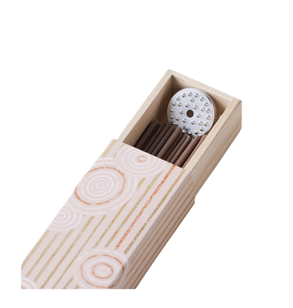 KOUSAIDO – Hyakuraku-ka Nyūkō ŻYWICA KADZIDŁOWA (40 szt. + aluminiowa podstawka na kadzidło)