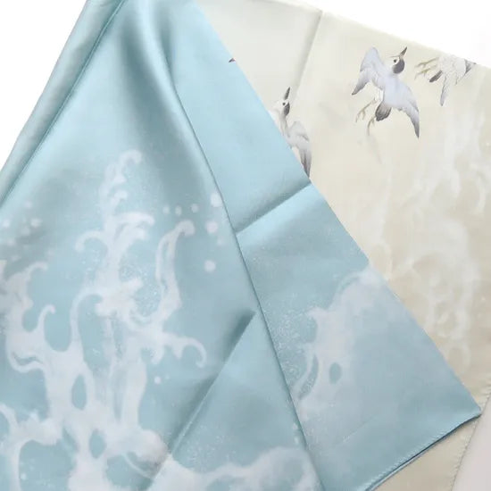 HANA Jedwabna chusta „uczta kwiatów” z motywem ptaka i fal w jasnoniebieskim kolorze