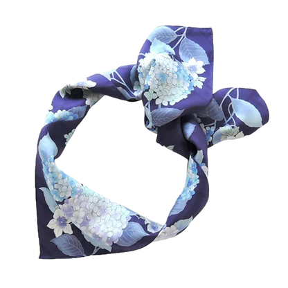HANA Jedwabna chusta „uczta kwiatów” z motywem hortensji w kolorze granatowym