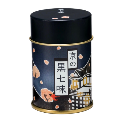 Aromatyczna, lekko ostra przyprawa 京の黒七味﻿ (Kyō no Kuro Shichimi) w puszce.