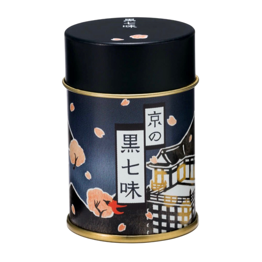 Aromatyczna, lekko ostra przyprawa 京の黒七味﻿ (Kyō no Kuro Shichimi) w puszce.