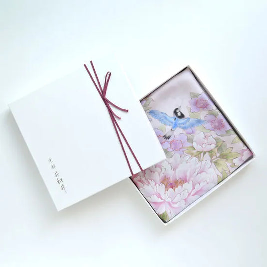 HANA Jedwabna chusta „uczta kwiatów” z motywem kwiatów i ptaków w jasnoróżowym kolorze