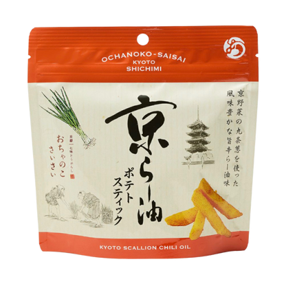 Chrupiące, pikantne pałeczki ziemniaczane o bogatym smaku oleju chili z cebulką Kujō.