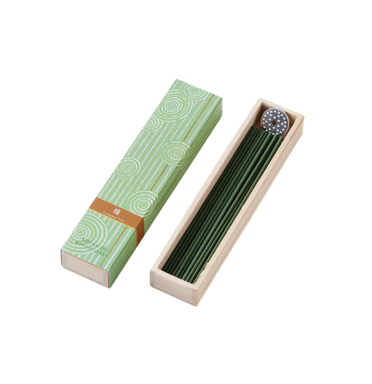 KOUSAIDO – Hyakuraku-ka Kusu KAMFORA (40 szt. + aluminiowa podstawka na kadzidło)