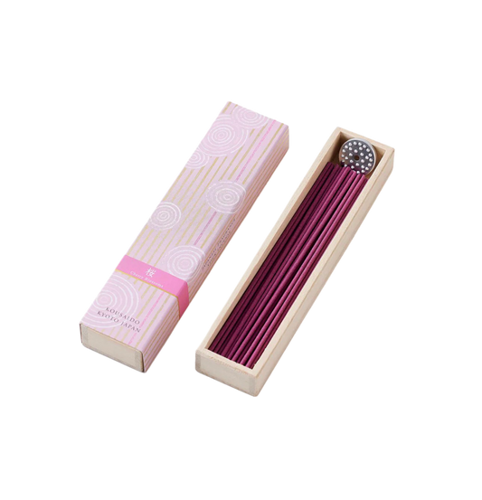 KOUSAIDO – Hyakuraku-ka Sakura WIŚNIA (40 szt. + aluminiowa podstawka na kadzidło)