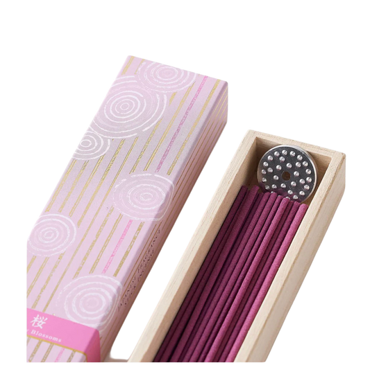 KOUSAIDO – Hyakuraku-ka Sakura WIŚNIA (40 szt. + aluminiowa podstawka na kadzidło)